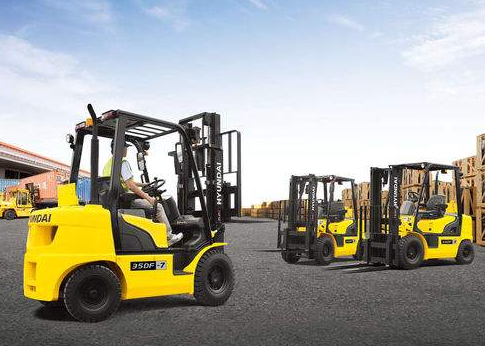 叉車租賃公司告訴你電動叉車與電瓶叉車有區(qū)別有哪些